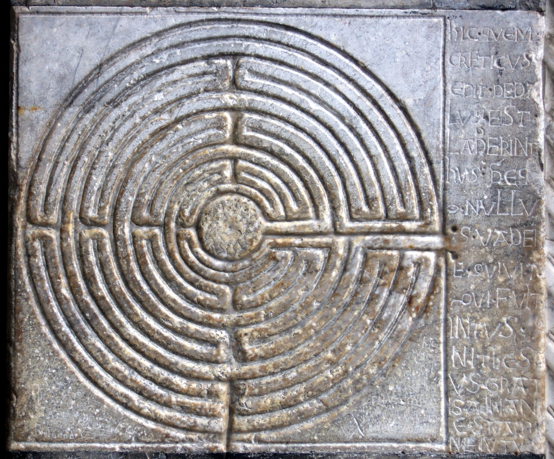 Immagine di labirinto nel Duomo di Lucca